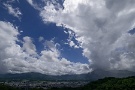 01 昨日は観測史上初という逆走台風12号の影響で荒れた一日でしたが、今日は台風一過の青空が広がりました。しかし午前中は時折にわか雨がありました。写真でも、武甲山のあたりだけ雨が降っているのがわかります。Panasonic LUMIX GX7　Panasonic G VARIO 7-14mm