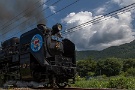 02 青空に映える入道雲とSLの青ナンバープレート、そしてガリガリ君(^^;)。やはり夏は青が似合います。 Canon EOS 5D Mark IV　Canon EF24〜105mmF4