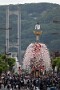 05 秩父公園橋をバックに高さ14.2mの山車が登ってきます。Canon EOS 5D Mark IV　Canon EF70〜200mmF4