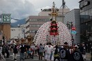 01 街中では昨日に引き続き秩父祭と川瀬祭の笠鉾・屋台の特別公開が行われました。街の大通りには夏の川瀬祭の笠鉾、屋台がずらりと並べられました。Canon EOS 5D Mark IV　Canon EF24〜105mmF4
