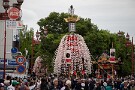 07 そして1時間ほど予定より遅れ中近笠鉾が秩父神社を出てきました。左奥が下郷笠鉾、右が上町屋台です。Canon EOS 5D Mark IV　Canon EF24〜105mmF4