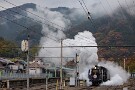 07 三峰口駅の発車です。気温が低いと豪快なドレンの蒸気に包まれて発車して行きます。Canon EOS 5D Mark IV　Canon EF70〜200mmF4